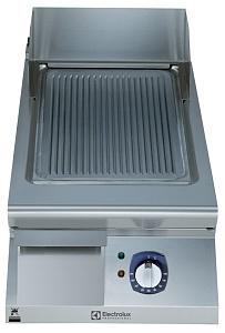 Electrolux Professional E9IILDAOMCA Modulare Großküchengeräteserie 900XP 400mm Elektro-Bratplatte mit gerillt gebürsteter hartverchromter Stahloberfläche, geneigt,Halbmodul, Thermostatregelung, Schaber inkludiert (Code 391356)